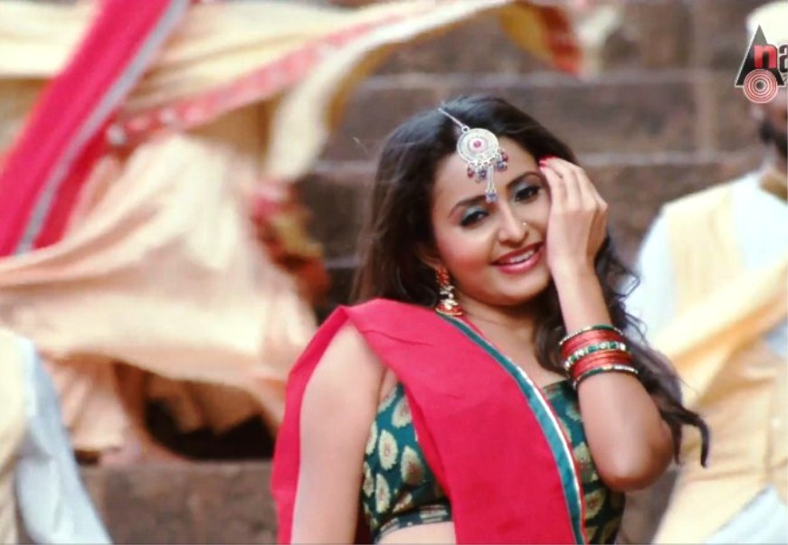 Bhama hot navel and cleavage pictures from Kannada movie Auto Raja